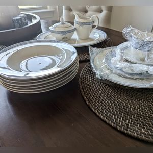 Royal Doulton New Romance Ashley 39 pc Dishes